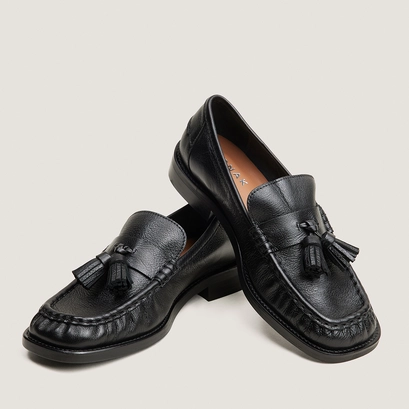 Loafers with tassels black