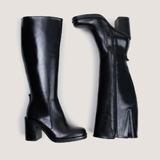 Boots with overflowing heels black