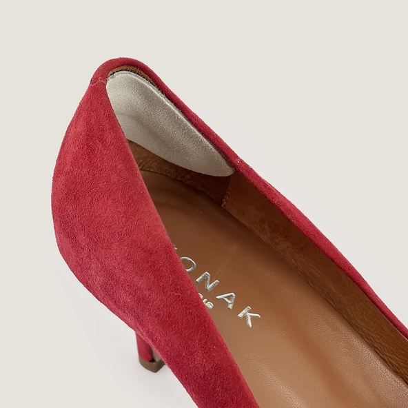 Heel support Improves comfort and ensures a secure stride | HEEL SUPPORT