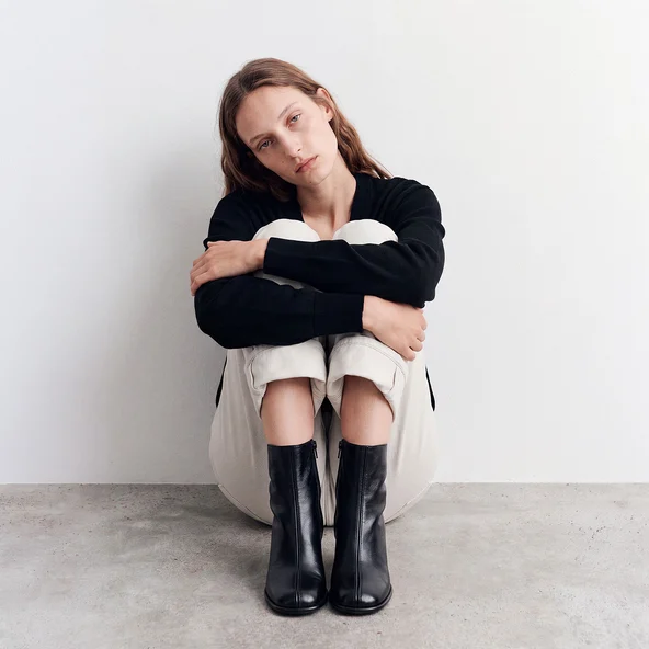 Round toe ankle boots in black grained leather | BLOUMY