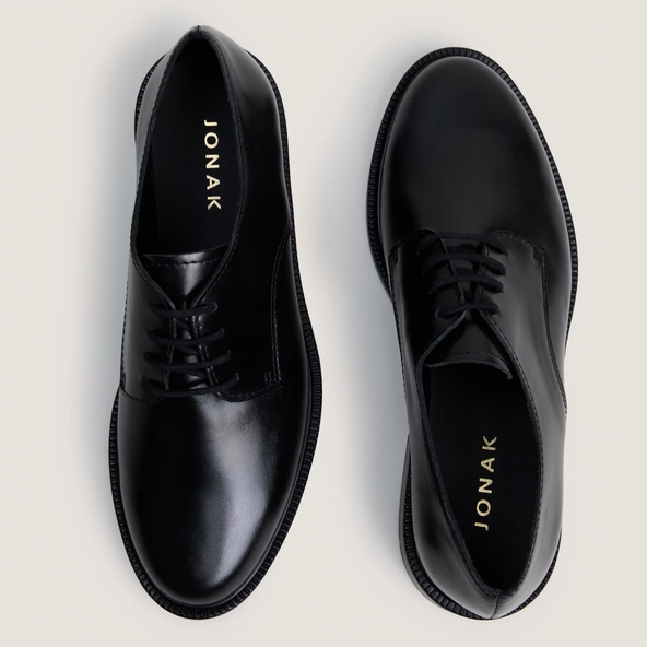 Plain vamp lace-up derbies in black leather | NYLON