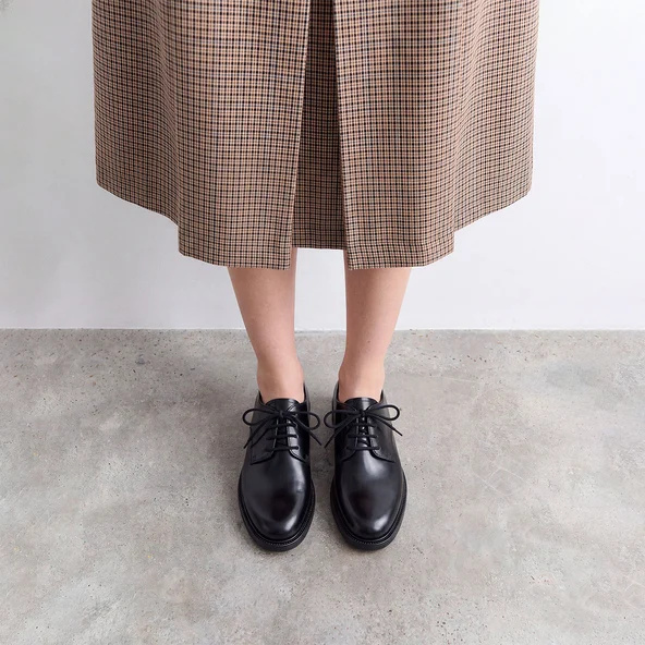 Plain vamp lace-up derbies in black leather | NYLON