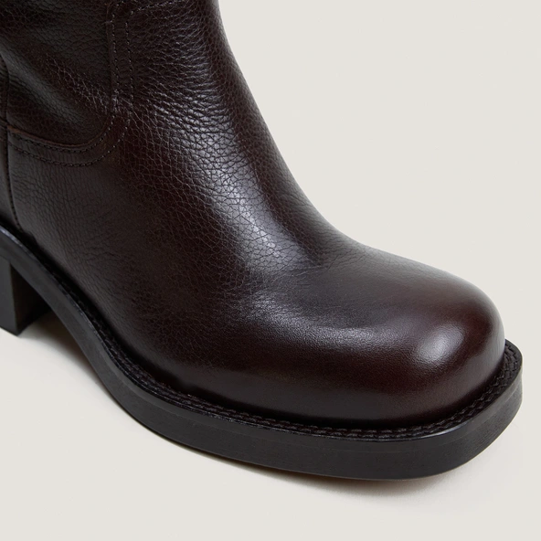 Riding boots in dark brown grained leather|BICHETTE