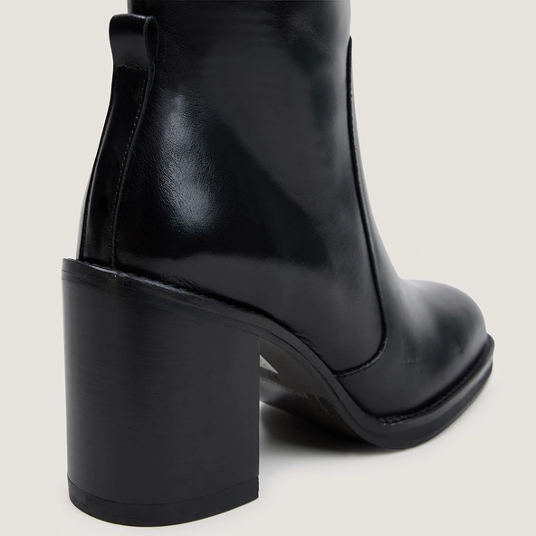 Boots with overflowing heels in black leather | BRETZEL