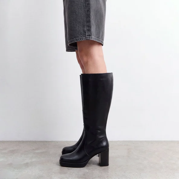 Platform boots in black aged leather calf size L | BAM