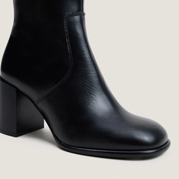 Heeled and round-toe boots in black leather | BLUMA