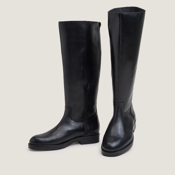 Flat-heeled boots with straps in black leather | TITOUAN