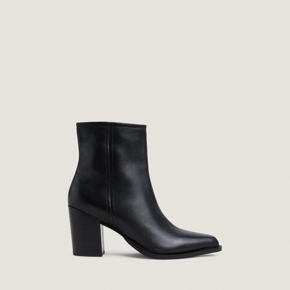 Pointed-toe ankle boots in black leather | PIPO