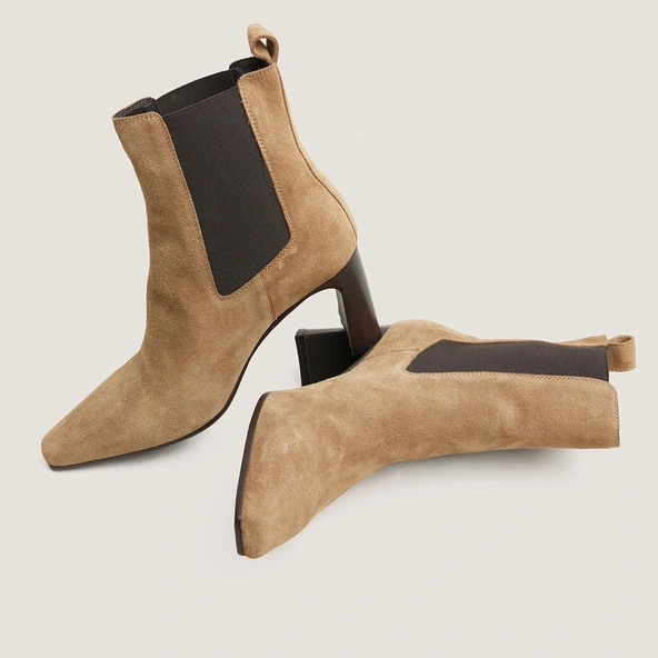 Ankle boots with elastic and square toes in tabacco split leather | PAULA
