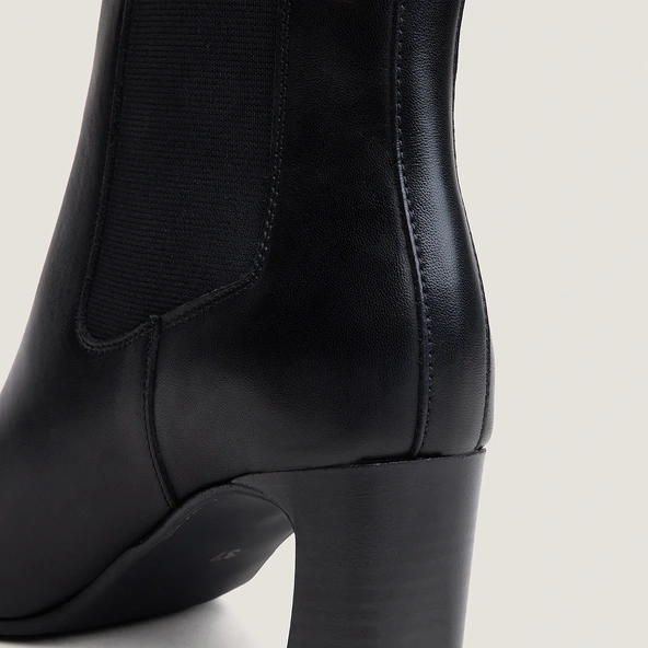 Ankle boots with elastic and square toes in black split leather | PAULA