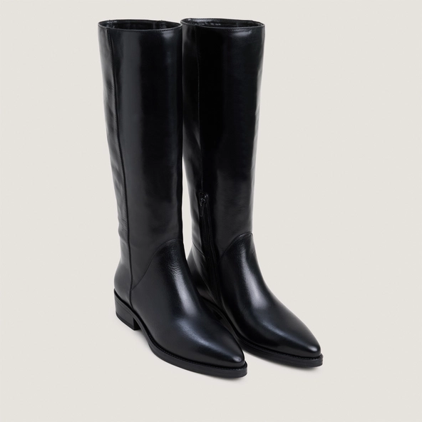 Boots with flat heels and pointed toes in black leather | CLARISSE