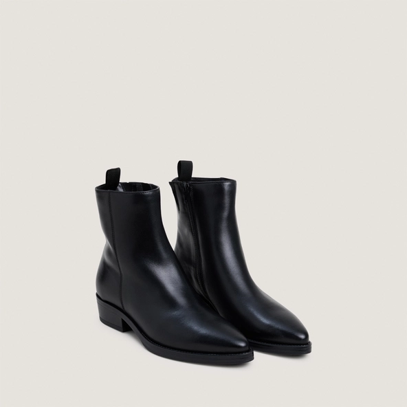 Ankle boots with flat heels and pointed toes in black leather | CLARO