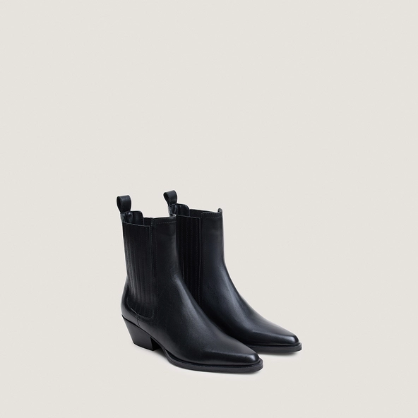 Ankle boots with elastic and pointed toes in black leather | LYSANDRE