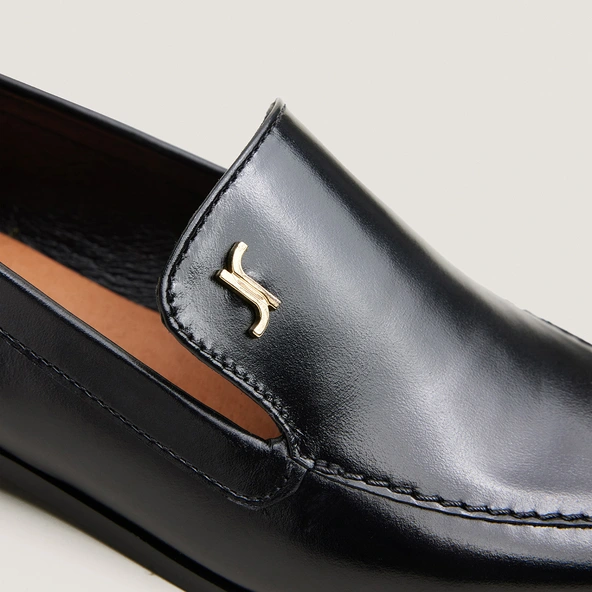 Pointed toe monogram loafers in black leather | AMIDOT