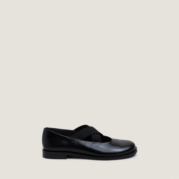 Ballet flats with elastic-strap in black leather | DAREZZA