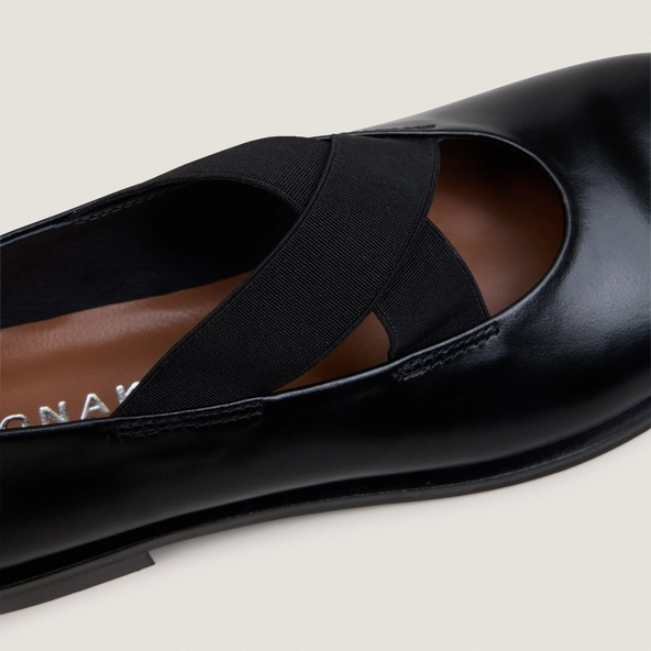 Ballet flats with elastic-strap in black leather | DAREZZA