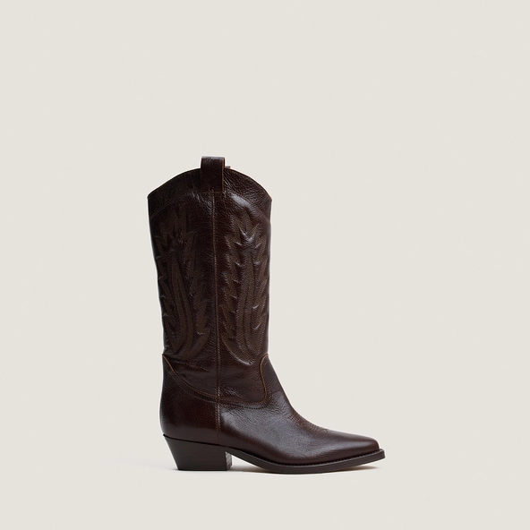 Pointed-toe boots with visible stitching in brown grained leather | DELEA