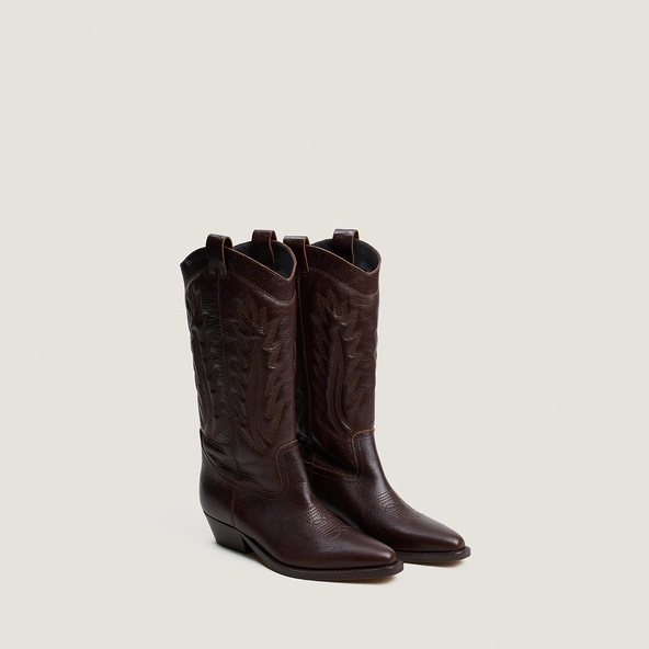 Pointed-toe boots with visible stitching in brown grained leather | DELEA