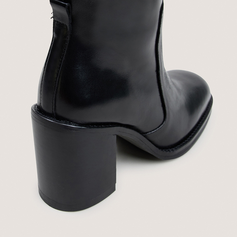 Boots with overflowing heels black