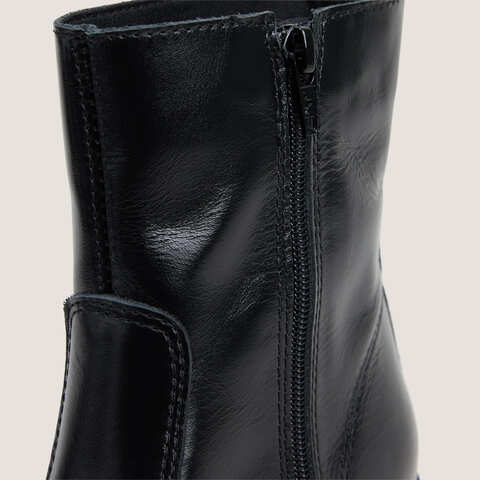 Ankle boots with low heels black