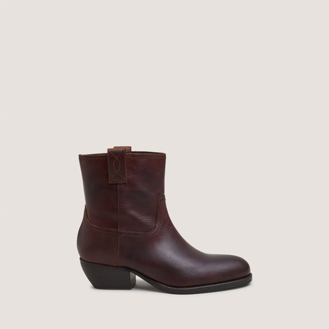 Round-toe ankle boots with a bevelled heel brown