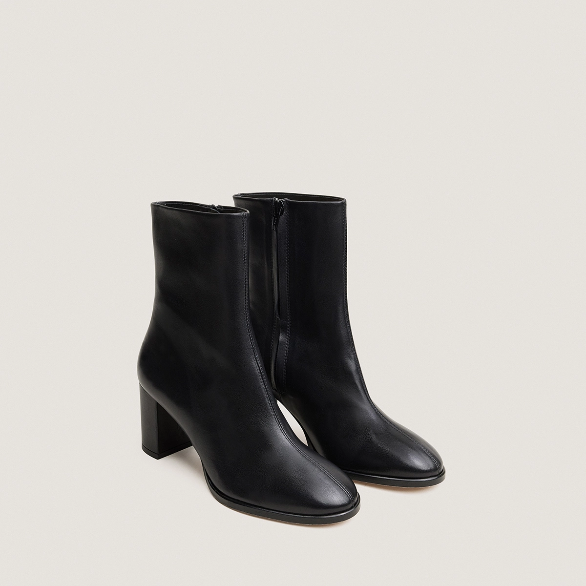 Heeled round-toe ankle boots in black leather | VIRTUOSE