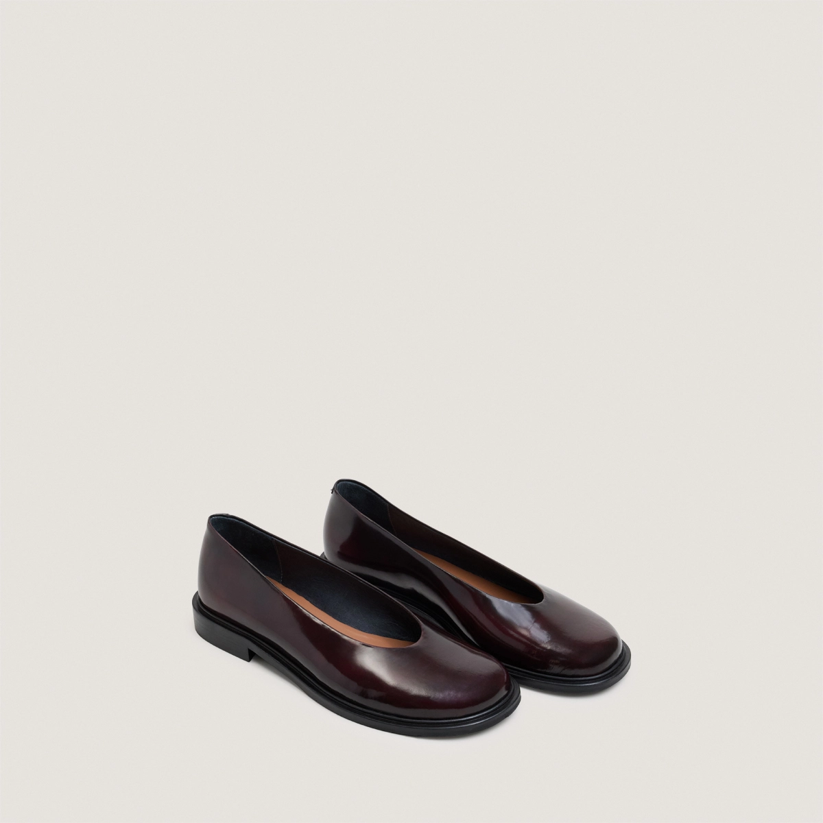 Ballet flats with low heels and round toes in burgundy glazed leather | DAURELIA