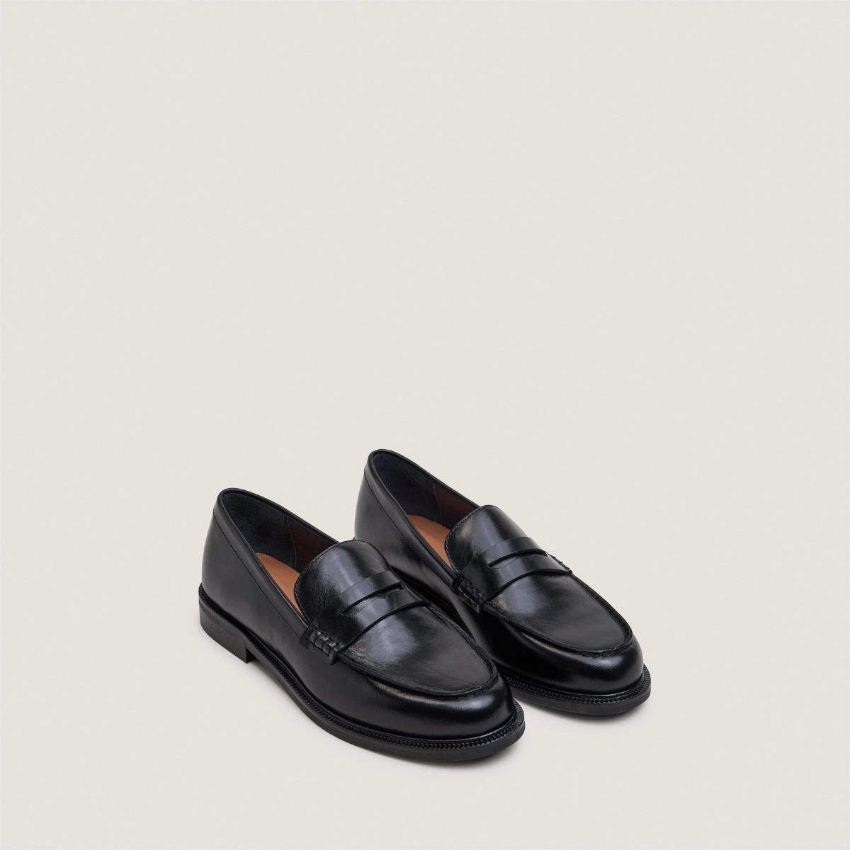 Round-toe loafers in black leather | DRACULA