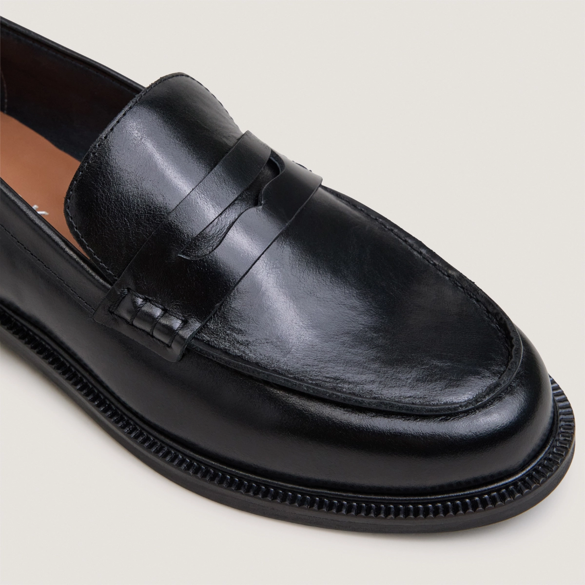 Round-toe loafers in black leather | DRACULA