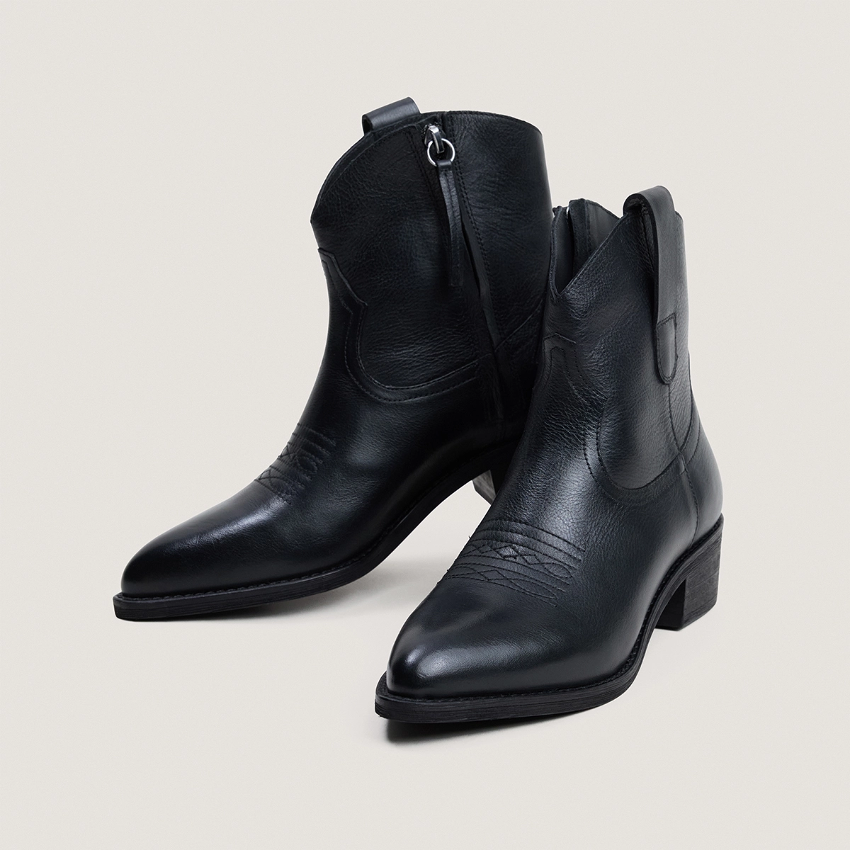 Ankle boots with low heels in black grained leather | TALY