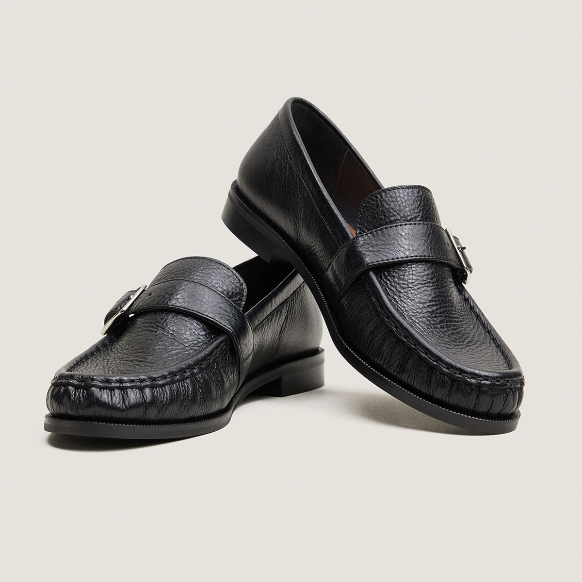 Round-toed loafers with adjustable straps in black grained leather | DELICY