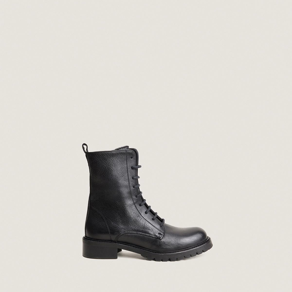 Lace-up lowboots in black grained leather | ROMAIN
