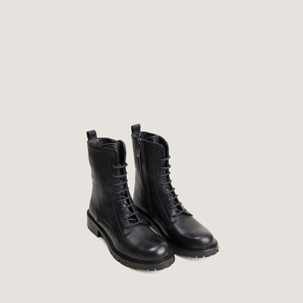 Lace-up lowboots in black grained leather | ROMAIN