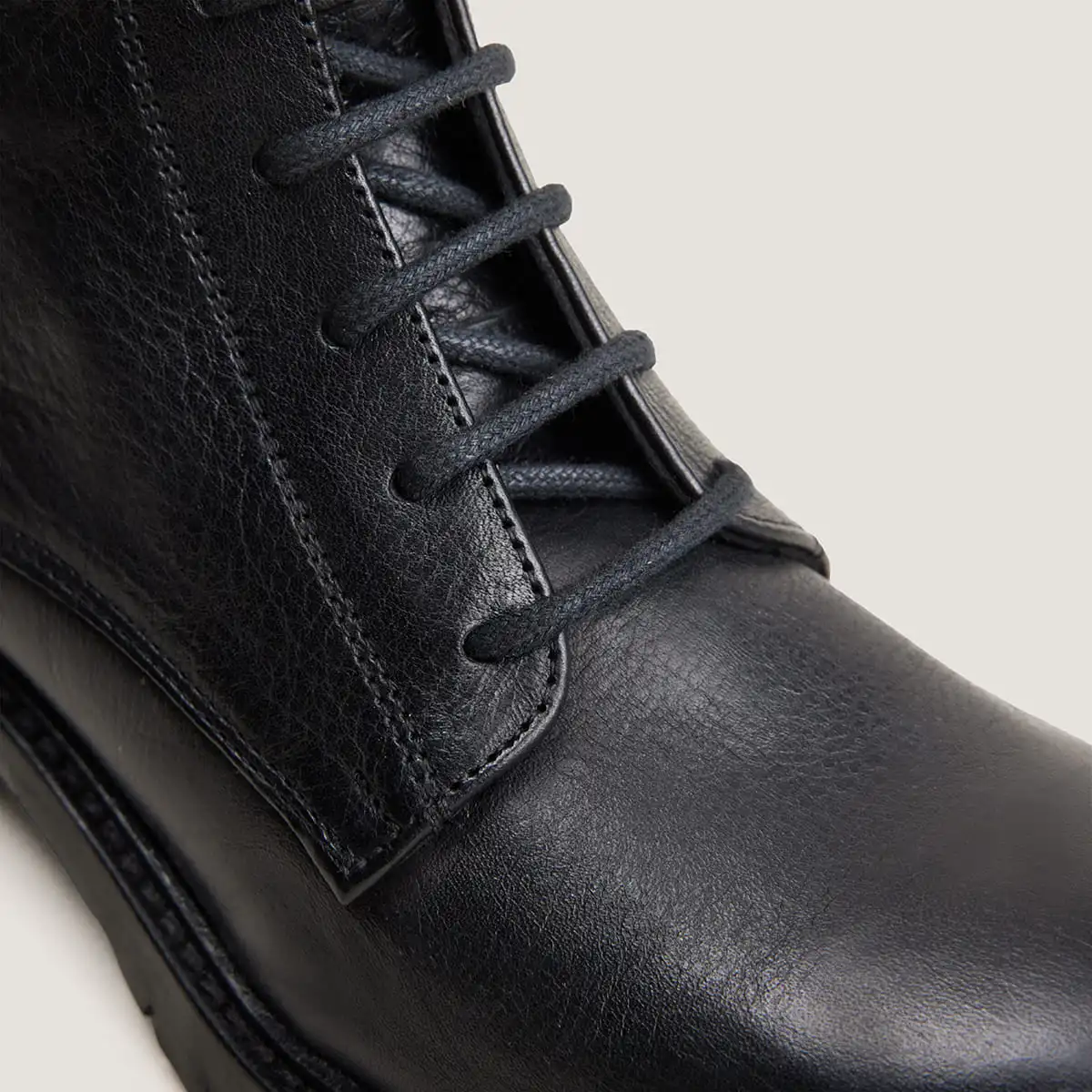 Lace-up lowboots in black grained leather | ROMAIN