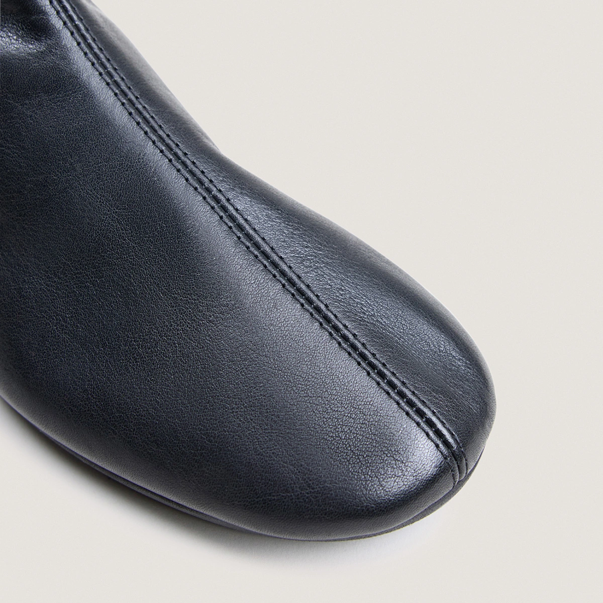 Flat round-toe ankle boots in black leather | DALLETA