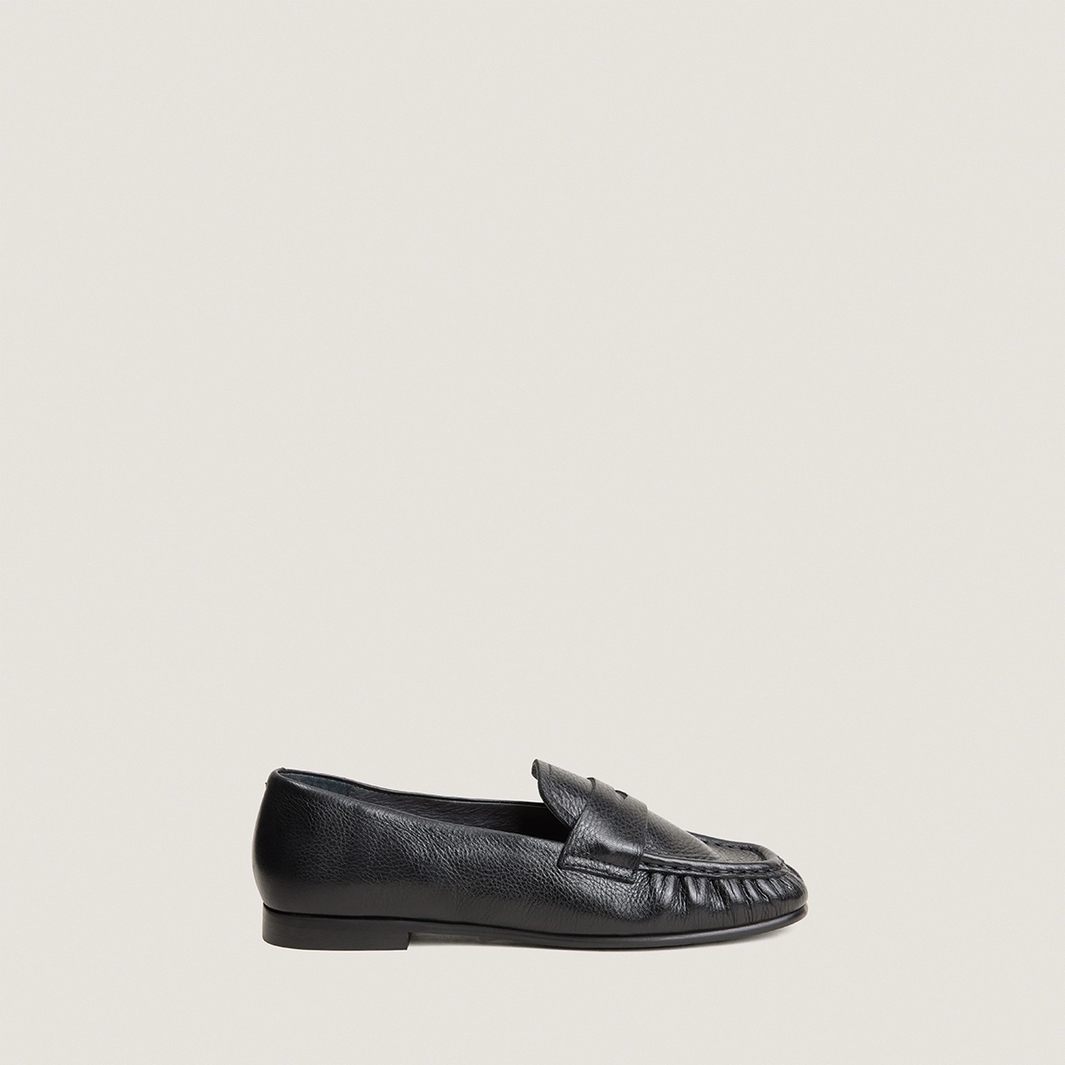 Flat ruched loafers in black grained leather | DELIO