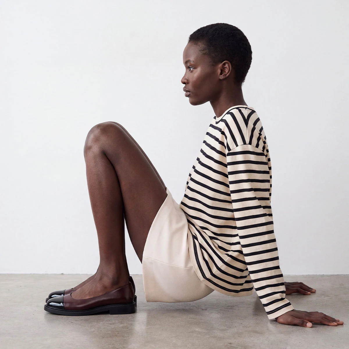 Round-toe ballet flats with low heels in black shiny leather and burgundy leather | DOUM