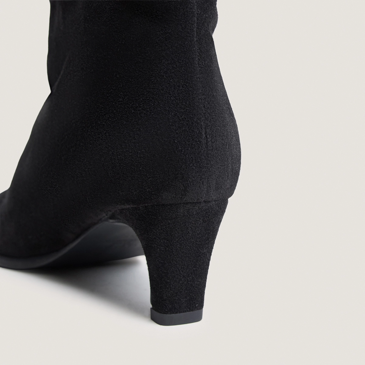 Heeled ankle boots with pointed toes in black suede | PY