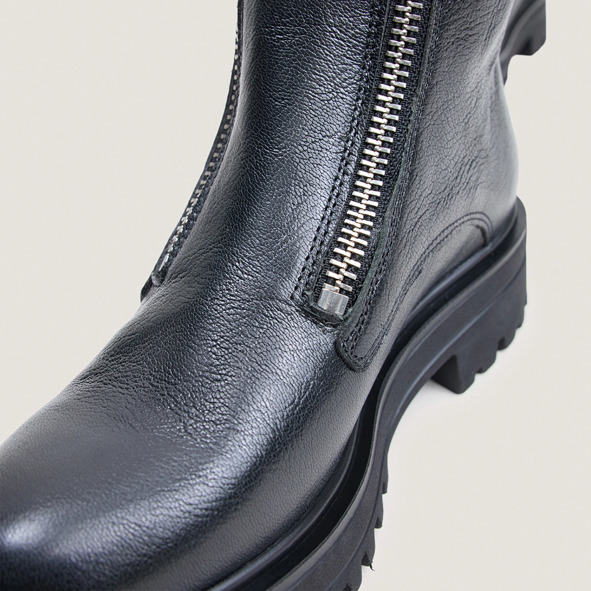Boots with lug soles and zip in black grained leather | ARZEA