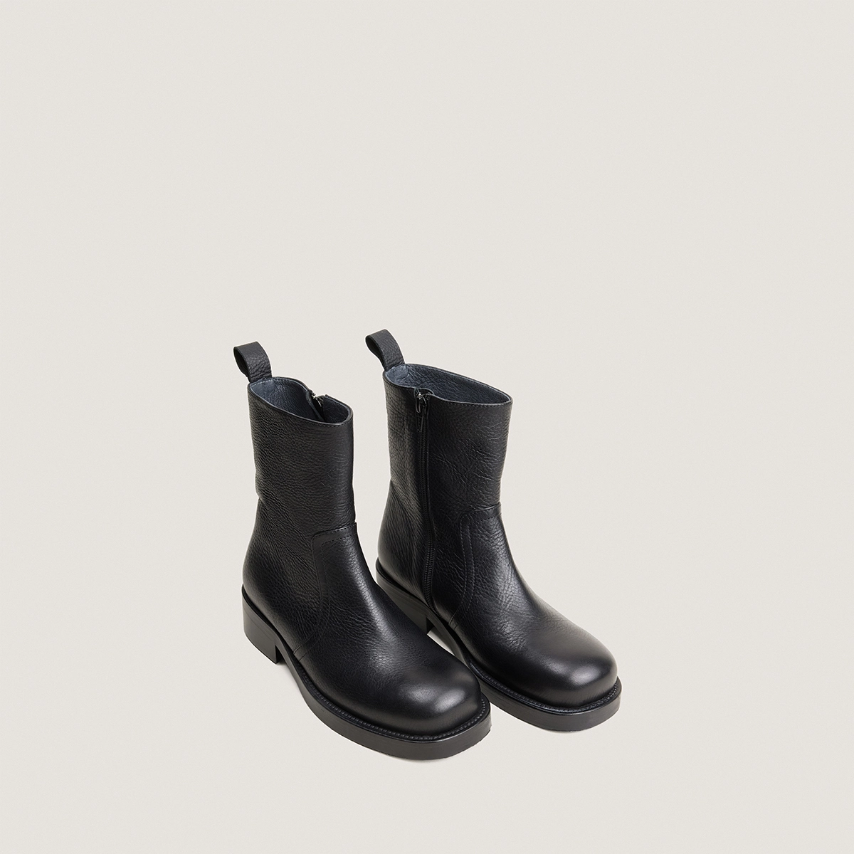 Lace-up heeled ankle boots in black grained leather | DIO
