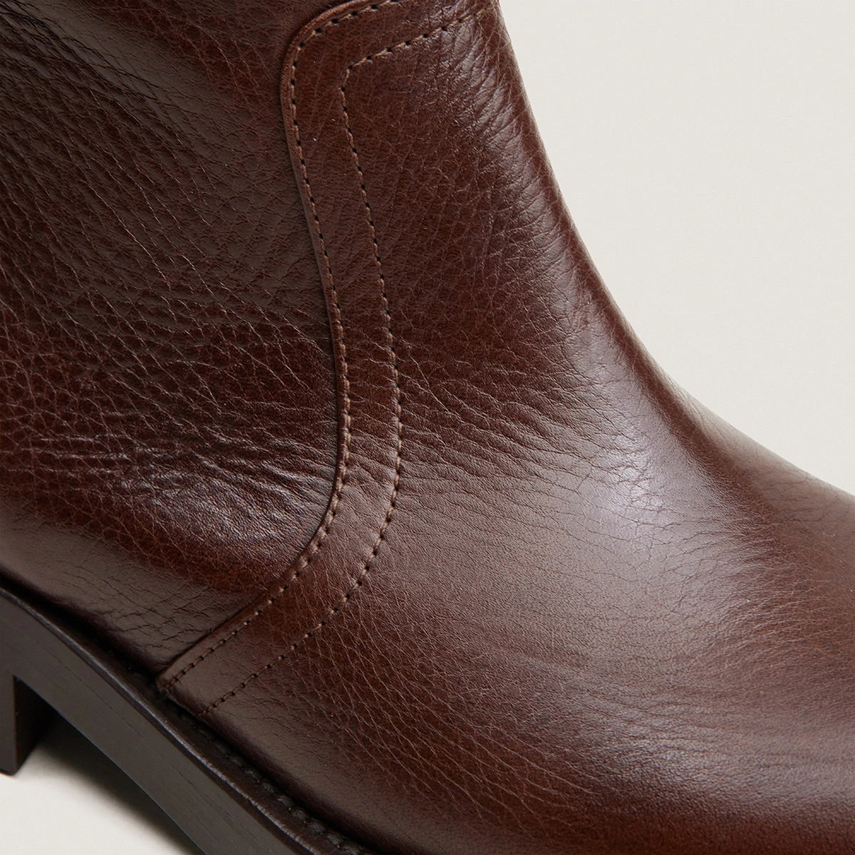 Zip heeled ankle boots in brown grained leather | DIO