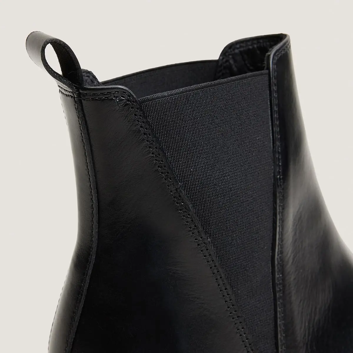 Chelsea boots with heels and pointed toes in black leather | ANOKA