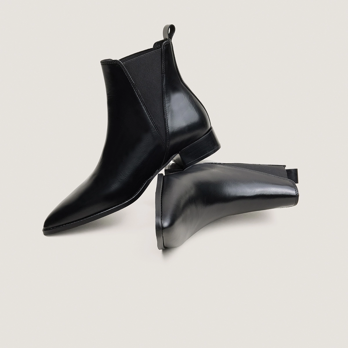 Chelsea boots with heels and pointed toes in black leather | ANOKA