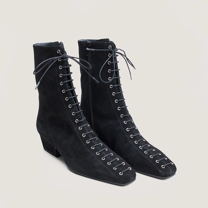 Pointed-toe lace-up ankle boots black