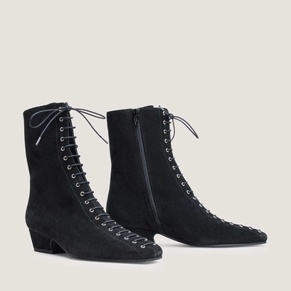 Pointed-toe lace-up ankle boots black