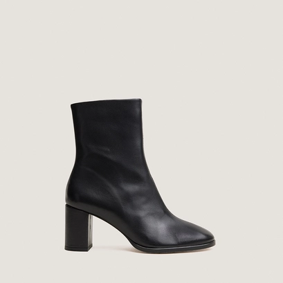 Heeled round-toe ankle boots black