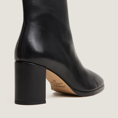 Heeled round-toe ankle boots black