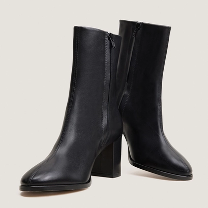 Heeled round-toe ankle boots black