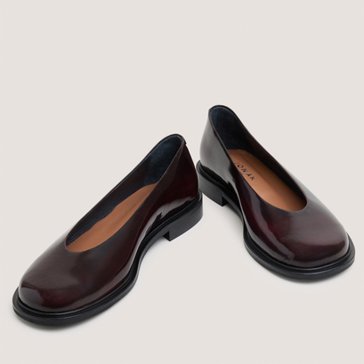 Ballet flats with low heels and round toes in burgundy glazed leather | daurelia