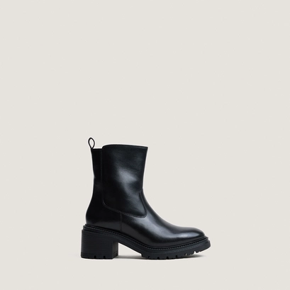 Ankle boots with lug soles black